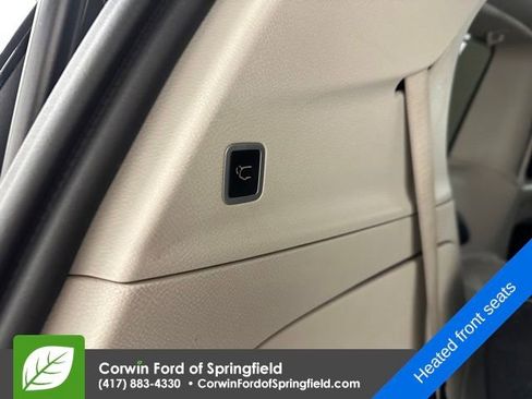 Used 2018 Chrysler Pacifica Touring-L image 18