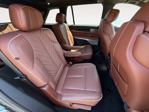 Used 2026 Cadillac Vistiq Platinum AWD/4WD image 18