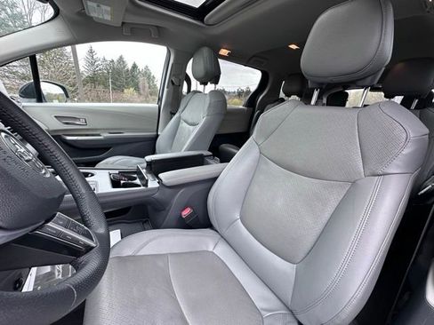 Used 2024 Toyota Sienna Limited image 12