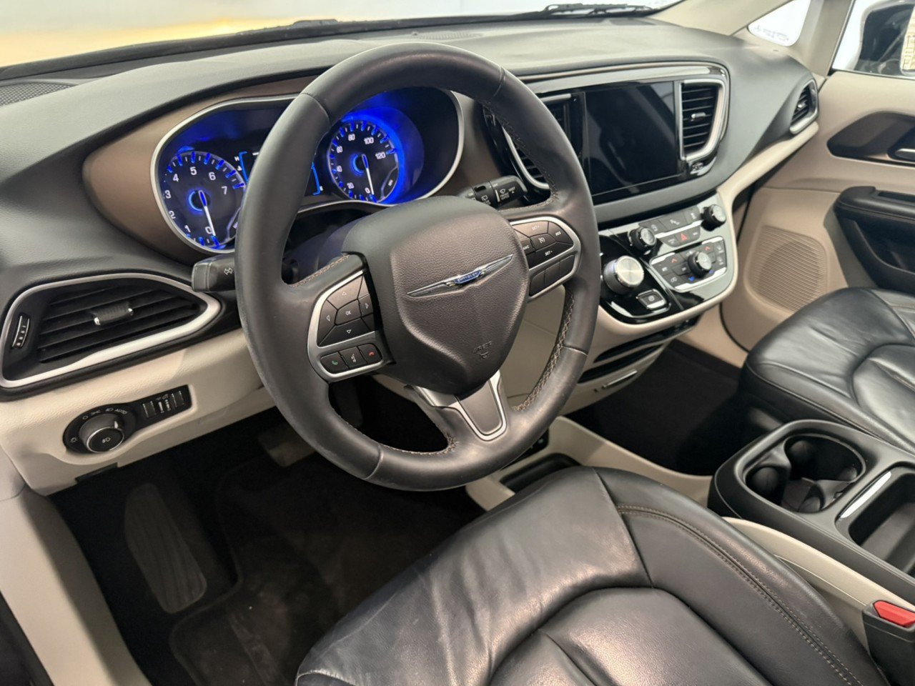 Used 2017 Chrysler Pacifica Touring-L w/ Tire & Wheel Group FWD image 17
