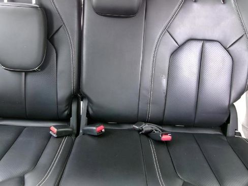 Used 2023 Chrysler Pacifica Touring-L image 11