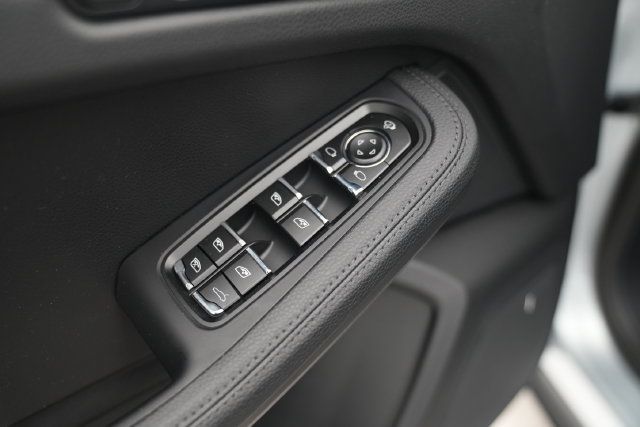 Certified 2026 Porsche Macan AWD/4WD image 33