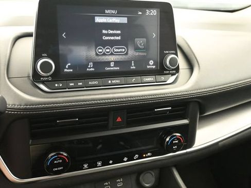Used 2025 Nissan Rogue SV FWD image 16