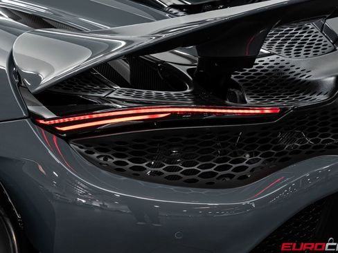Used 2021 McLaren 765LT RWD image 23