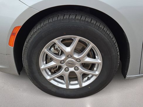 Used 2024 Chrysler Pacifica Touring-L FWD image 10