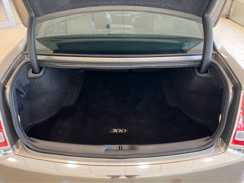 Used 2014 Chrysler 300 C RWD image 9
