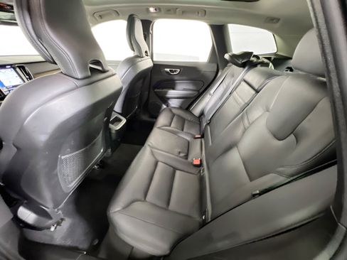 Used 2021 Volvo XC60 T5 Momentum w/ Premium Package image 25