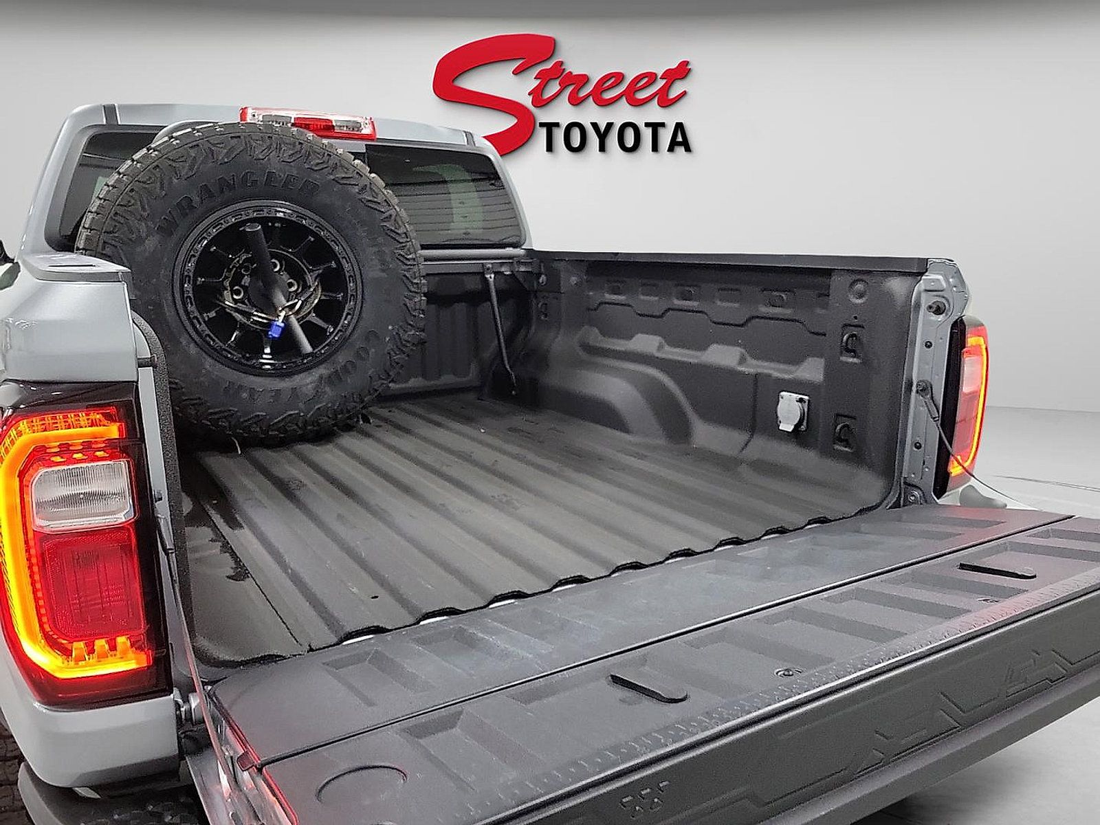 Used 2024 GMC Canyon AT4X w/ AT4X AEV Edition AWD/4WD image 7