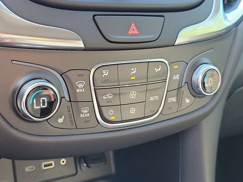 Used 2021 Chevrolet Equinox LT FWD image 32
