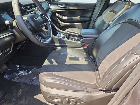 Used 2023 Jeep Grand Cherokee Altitude AWD/4WD image 32
