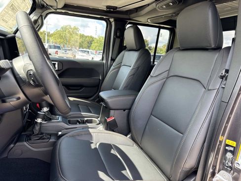 New 2025 Jeep Gladiator Sport image 32