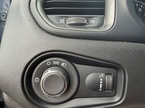 Used 2023 Jeep Renegade Latitude AWD/4WD image 26