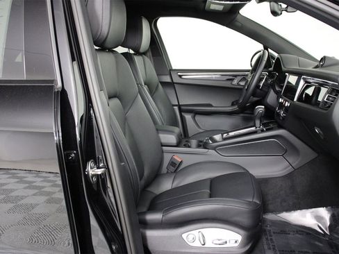 Used 2025 Porsche Macan image 31