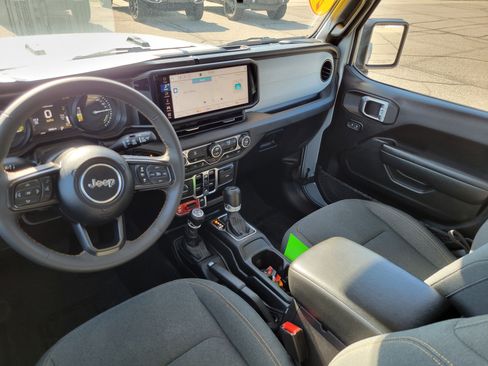 Used 2024 Jeep Wrangler Unlimited image 18