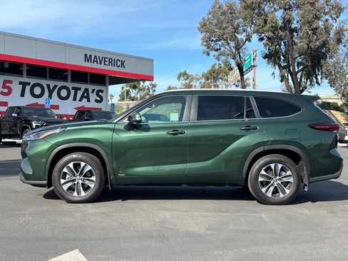 Used 2025 Toyota Highlander XLE image 2
