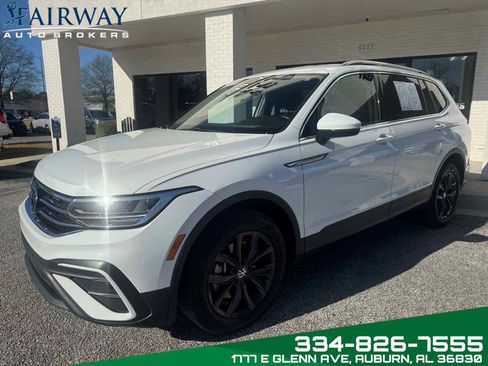 Used 2024 Volkswagen Tiguan SE image 2