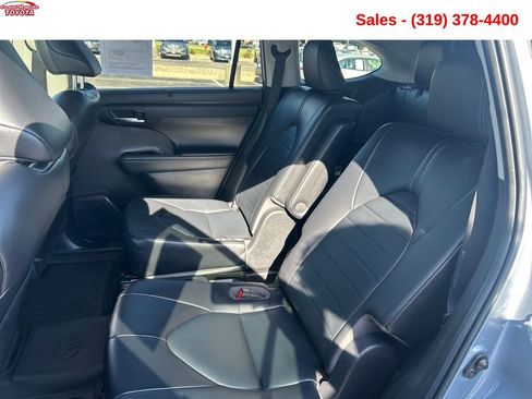 Used 2022 Toyota Highlander XLE AWD/4WD image 24