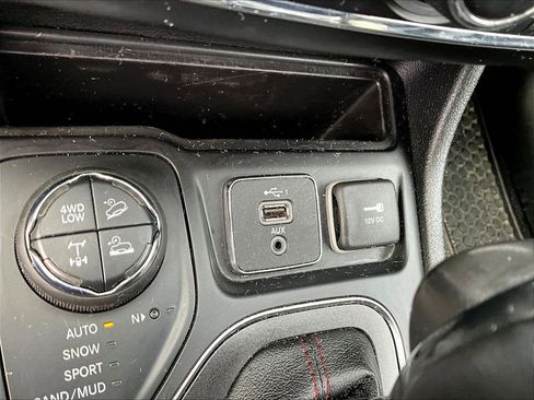 Used 2019 Jeep Cherokee Trailhawk w/ Comfort/Convenience Group image 27