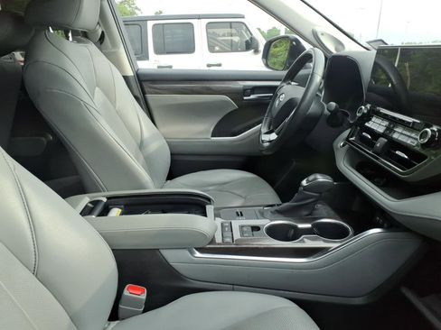 Certified 2020 Toyota Highlander Limited FWD image 8