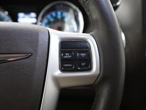 Used 2015 Chrysler Town & Country Touring-L w/ Driver Convenience Group FWD image 29