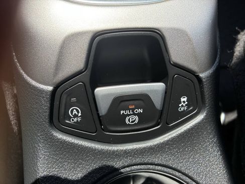Used 2018 Jeep Compass Latitude w/ Safe & Security Group AWD/4WD image 23