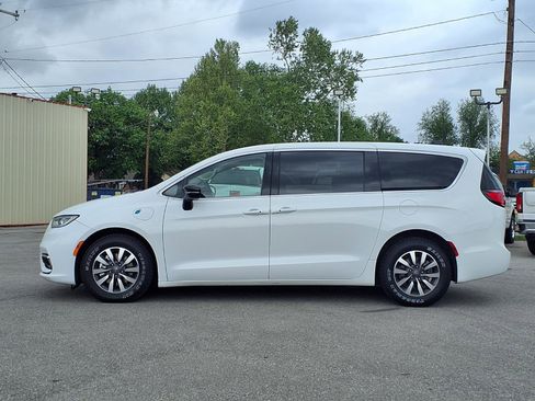 Used 2024 Chrysler Pacifica Select FWD image 18