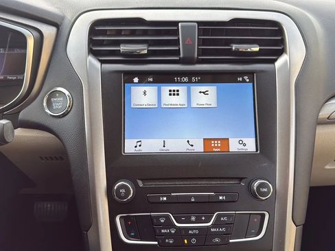 Used 2018 Ford Fusion SE image 18