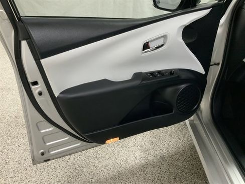 Used 2018 Toyota Prius Three image 14