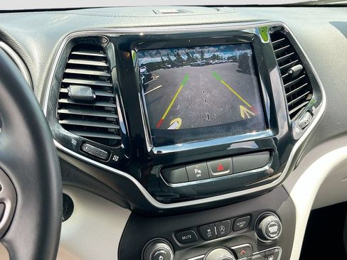 Used 2019 Jeep Cherokee Limited FWD image 14