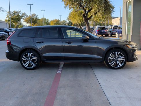 Used 2025 Volvo V60 B5 Cross Country Plus image 10