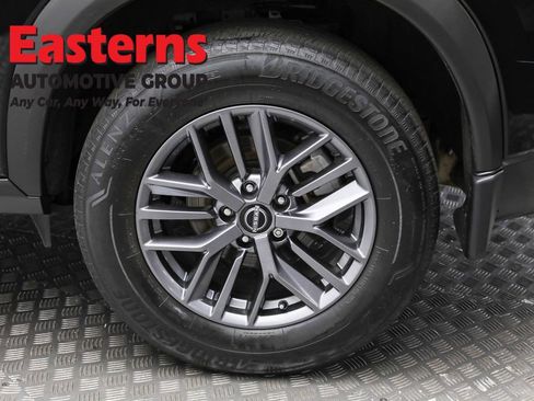 Used 2023 Nissan Rogue S image 8