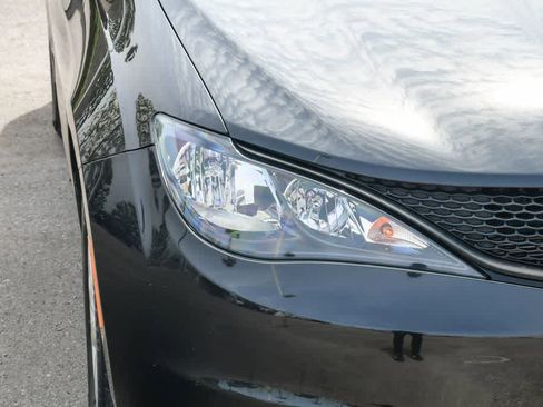 Used 2019 Chrysler Pacifica L image 4