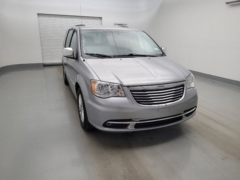 Used 2015 Chrysler Town & Country Touring-L w/ Driver Convenience Group FWD image 14