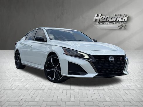 Used 2024 Nissan Altima 2.5 SR w/ SR Premium Package FWD image 2