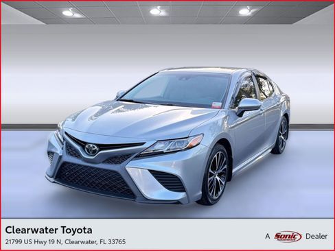 Used 2020 Toyota Camry SE image 1