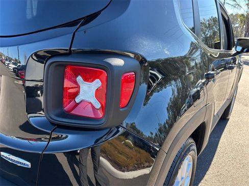 Used 2022 Jeep Renegade Latitude image 11