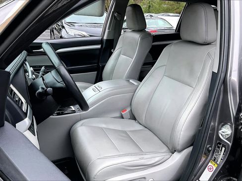 Used 2019 Toyota Highlander XLE image 8