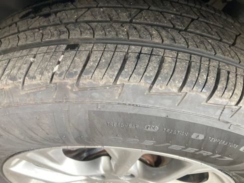 Used 2019 Jeep Cherokee Latitude Plus w/ Cold Weather Group AWD/4WD image 35