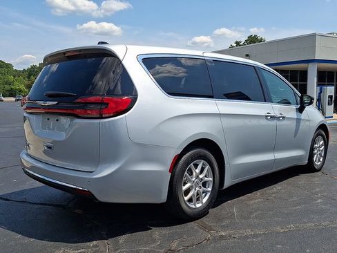 Used 2024 Chrysler Pacifica Touring-L FWD image 6