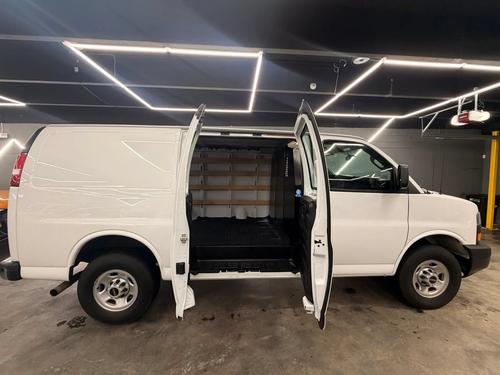 Used 2024 GMC Savana 2500 w/ Driver Convenience Package RWD image 5