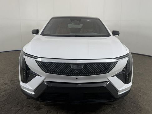 Used 2025 Cadillac Optiq Luxury 2 AWD/4WD image 2