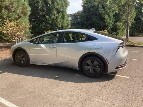 Certified 2025 Toyota Prius Plug-In Hybrid image 8