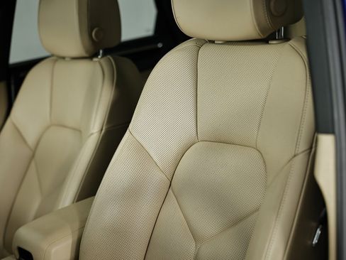 Certified 2021 Porsche Macan image 23