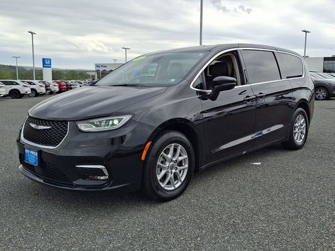 Used 2023 Chrysler Pacifica Touring-L FWD image 3