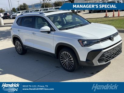 Used 2025 Volkswagen Taos SE w/ Panoramic Sunroof Package