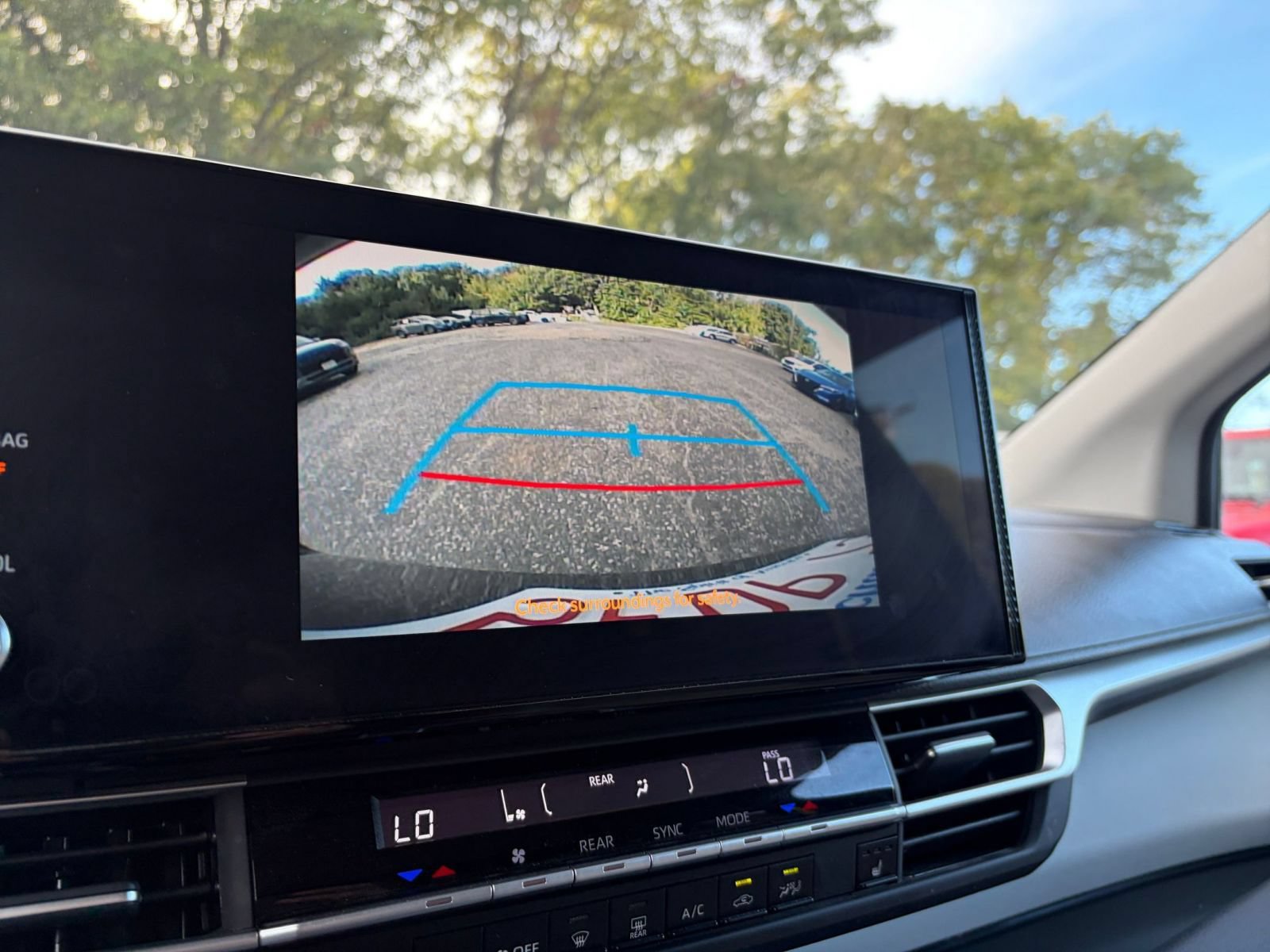 Used 2025 Toyota Sienna XLE FWD image 25