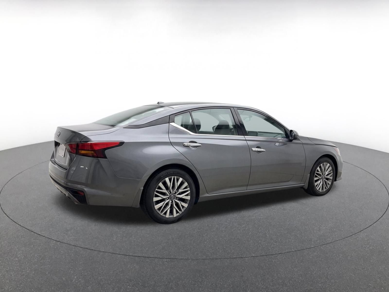 Used 2025 Nissan Altima 2.5 SV FWD image 8