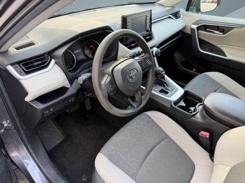 Used 2021 Toyota RAV4 XLE w/ Convenience Package image 4