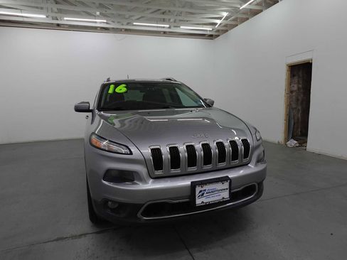 Used 2016 Jeep Cherokee Limited AWD/4WD image 3