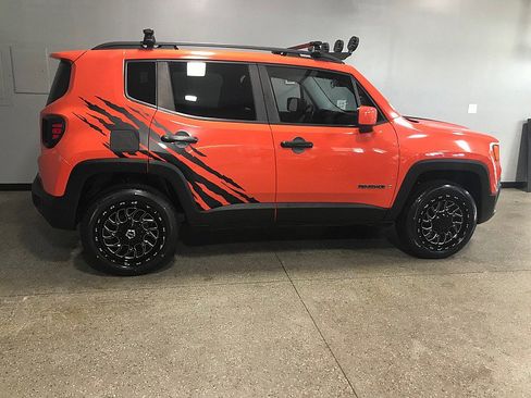 Used 2015 Jeep Renegade Latitude image 2